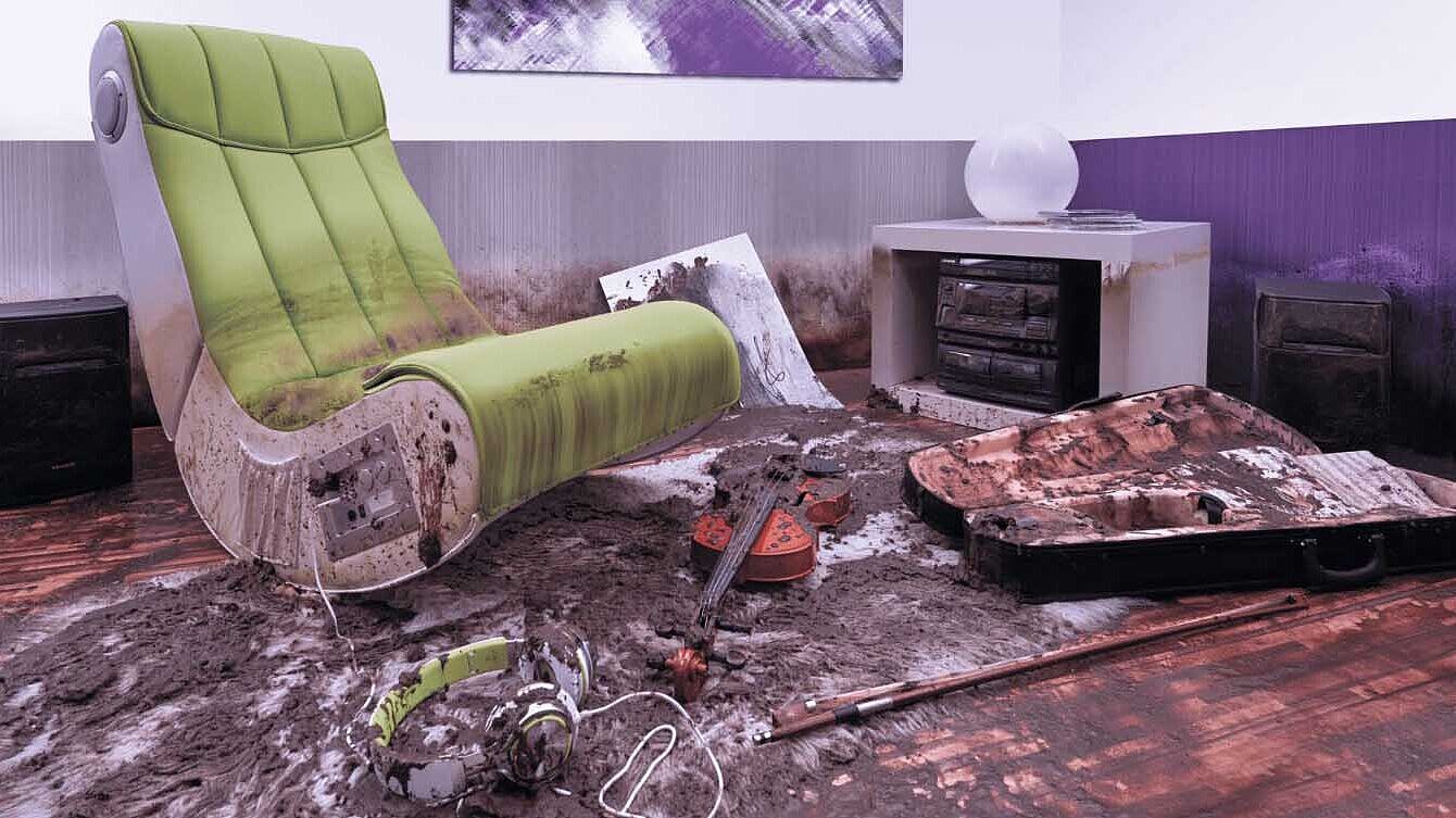 Pokój zabrudzony ściekami z przepływu zwrotnego Pokój zabrudzony ściekami z przepływu zwrotnego